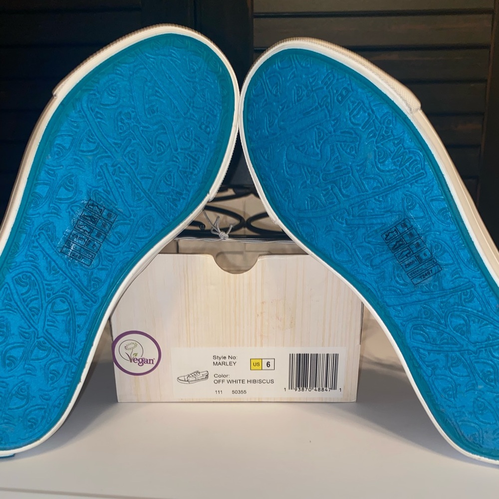 NIB Blowfish Canvas Slip On Hibiscus 6 - Picture 6 of 10